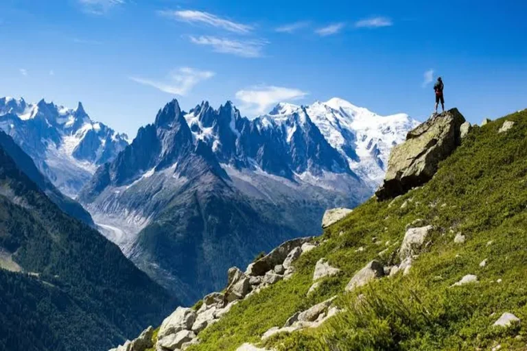 Peaks and Valleys A Hiker's Guide to Majestic Summits 